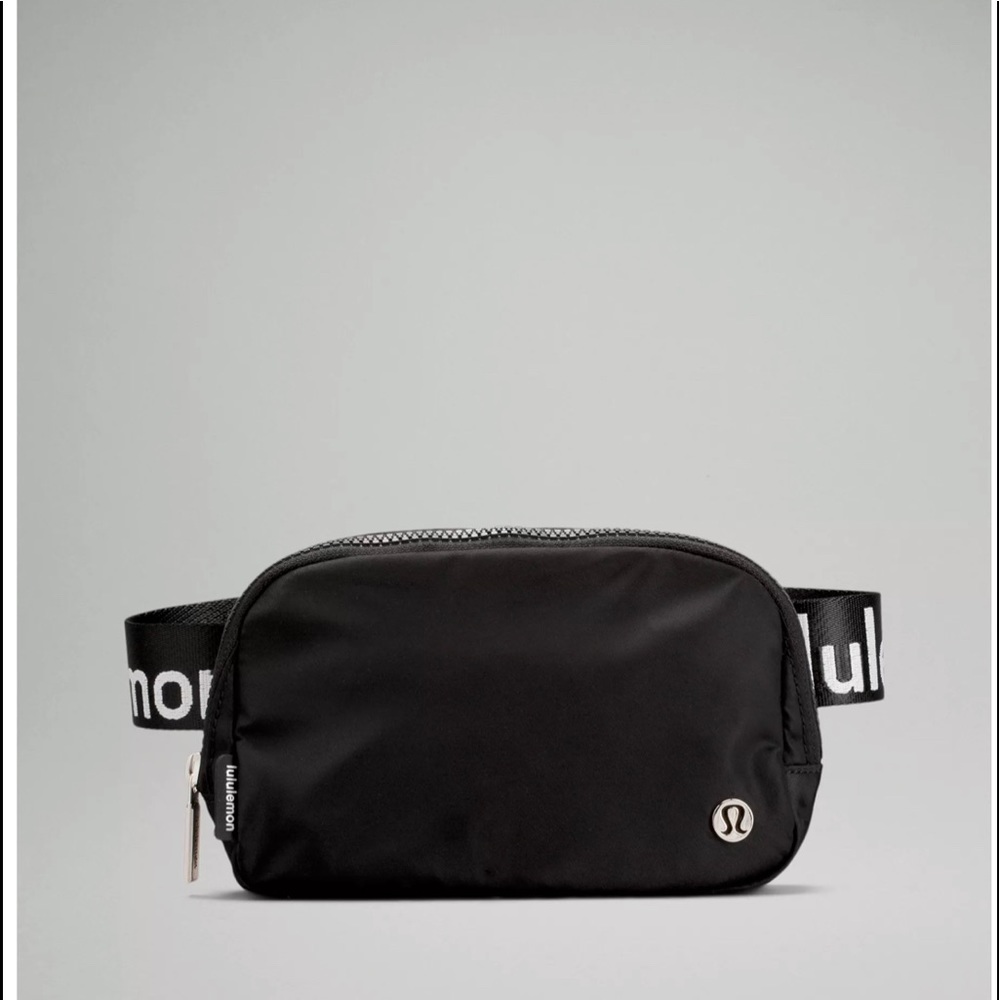 Lululemon Everywhere Belt Bag, Black/White
